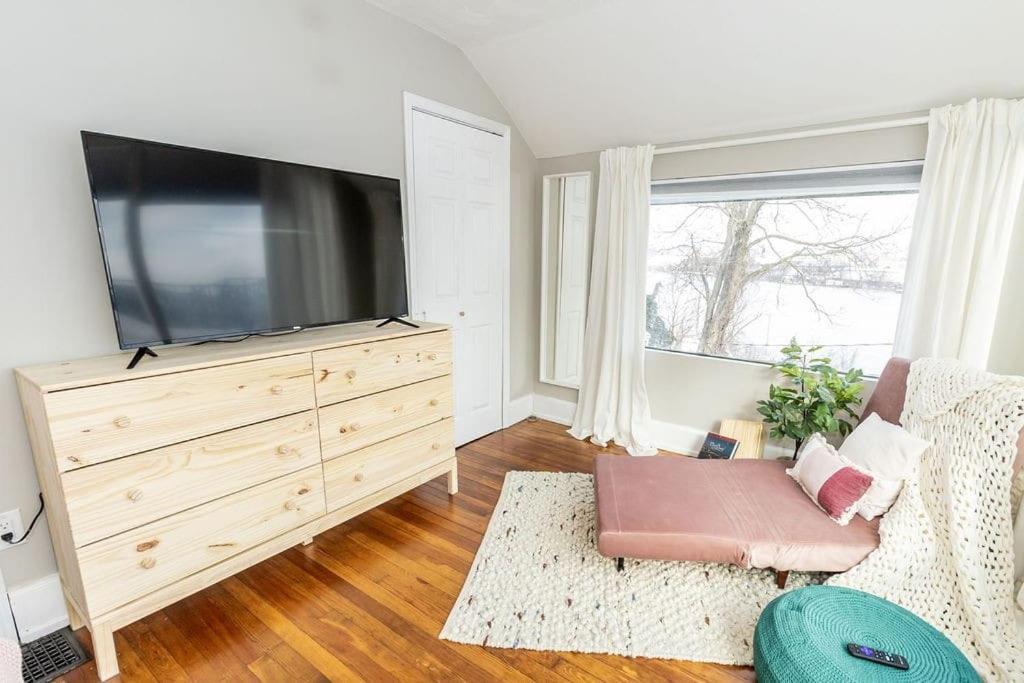 Cozy Riverfront Bungalow With Stunning Views Covington Eksteriør billede