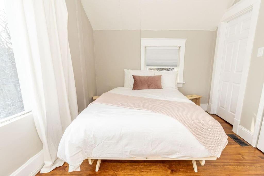 Cozy Riverfront Bungalow With Stunning Views Covington Eksteriør billede
